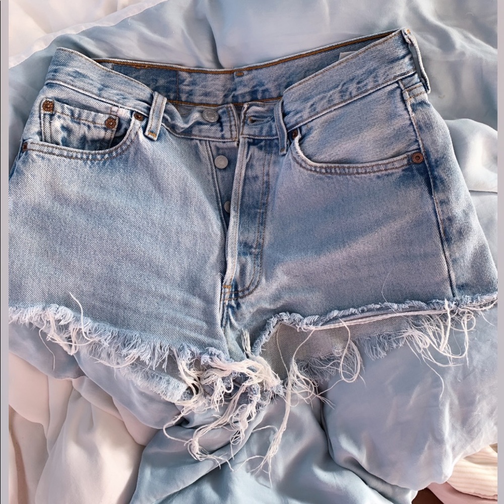 Cheeky light wash frayed short levi’s 26” vintage - Picture 2 of 7